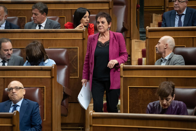 La portavoz de EH Bildu en el Congreso de los Diputados, Mertxe Aizpurua, se dirige a intervenir durante la segunda sesión del debate de investidura de Pedro Sánchez como presidente de Gobierno, en el Congreso de los Diputados, a 16 de noviembre de 2023,