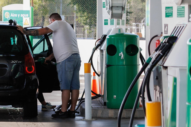 Archivo - Un hombre echa carburante a su vehículo en una gasolinera, a 11 de octubre de 2023, en Madrid (España).