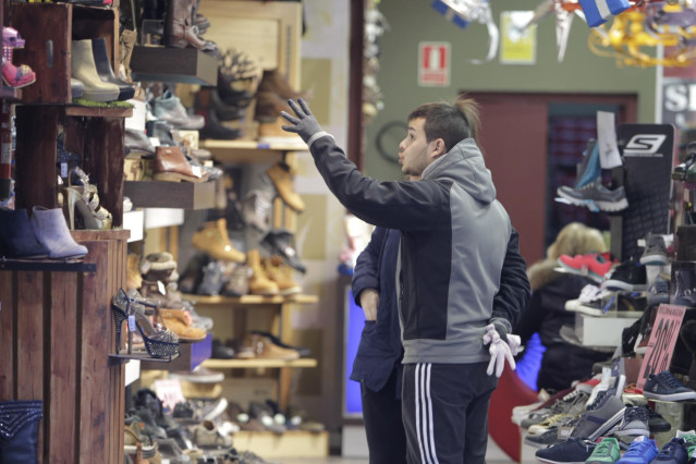 Archivo - Gente de compras en Madrid