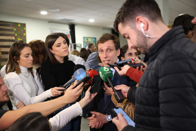 El alcalde de Madrid, José Luis Martínez-Almeida, ofrece declaraciones a los medios