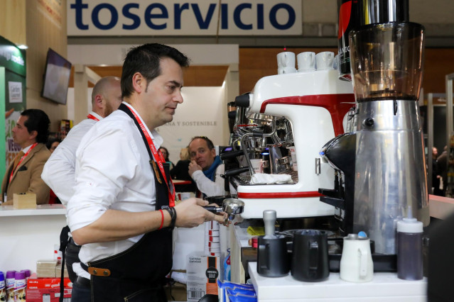 Archivo - Un camarero prepara café en un bar