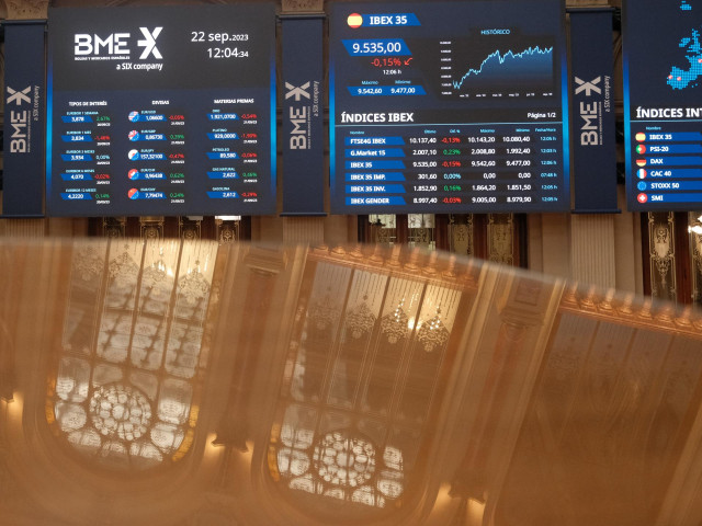 Archivo - Varios paneles del Ibex 35 en el Palacio de la Bolsa, a 22 de septiembre de 2023, en Madrid (España).