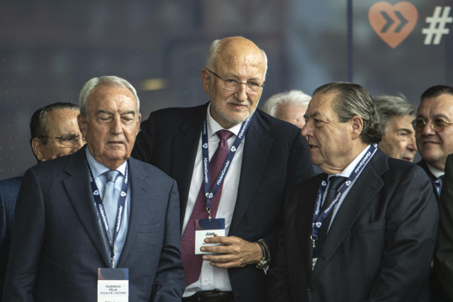 Archivo - El presidente de la Fundación pro-AVE, Federico Félix (1i), y el presidente de Mercadona, Juan Roig (c), en la celebración del VI acto empresarial por el Corredor Mediterráneo, a 17 de noviembre de 2022, en Barcelona, Cataluña (España).