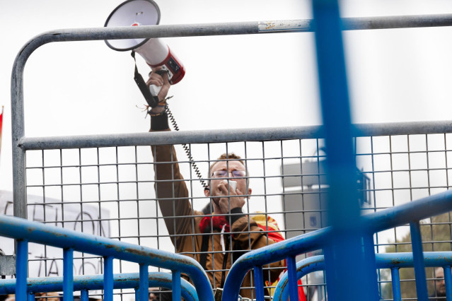 Un manifestante con un megáfono durante una protesta contra la investidura de Pedro Sánchez