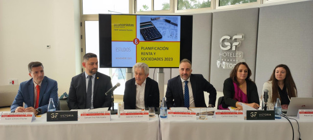 Rubén Gimeno, secretario técnico del REAF; Samuel Cruz, decano del Ilustre Colegio Oficial de Titulados Mercantiles y Empresariales de Santa Cruz de Tenerife; Valentín Pich, presidente del Consejo General de Economistas de España.