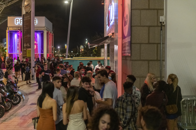 Archivo - Grupos de jóvenes en las inmediaciones de un local de ocio nocturno