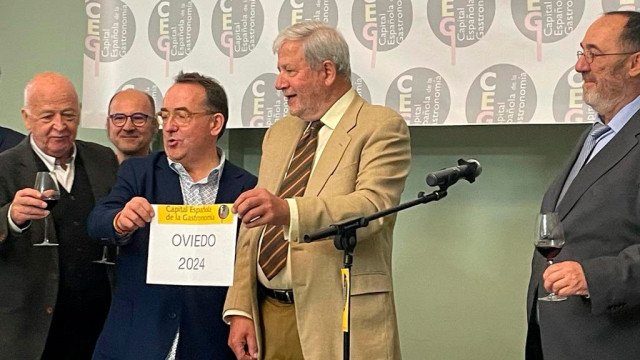 Miembros del jurado del galardón de la Capital Española de la Gastronomía anunciando Oviedo como Capital Española de la Gastronomía 2024.