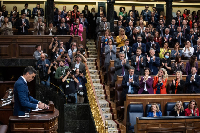 El presidente del Gobierno en funciones y candidato a la reelección, Pedro Sánchez, aplaudido por los diputados socialistas