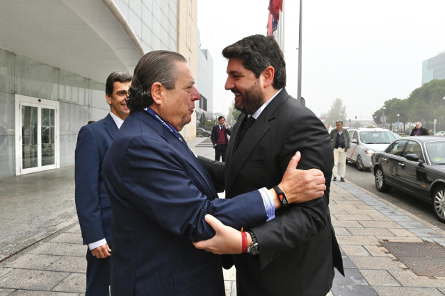 Fernando López Miras, con el presidente Asociación Valenciana de Empresarios, Vicente Boluda; con los promotores del movimiento #QuieroCorredor; y con la delegación de la Región de Murcia presente en el acto.