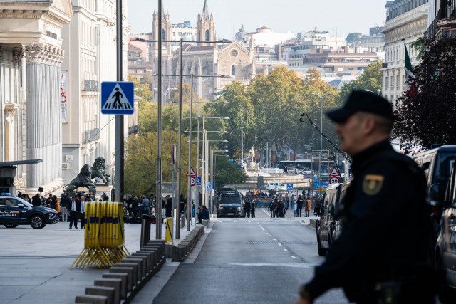 Un agente de Policía durante una manifestación contra la investidura de Pedro Sánchez