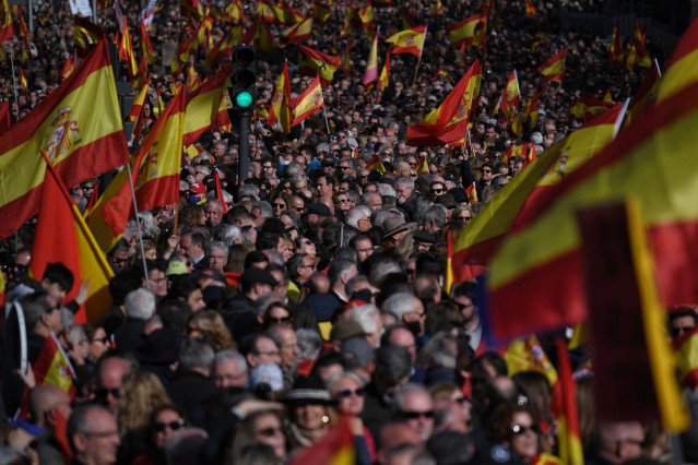 Archivo - Miles de personas se manifiestan contra el Gobierno de Pedro Sánchez, en Cibeles, a 21 de enero de 2023, en Madrid (España). Más de un centenar de asociaciones y colectivos de la sociedad civil secundan esta protesta contra la ejecutiva de Sánch