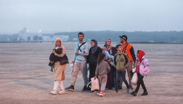 Varias personas que han sido evacuadas de Gaza a su llegada a la Base Aérea de Torrejón, a 16 de noviembre de 2023