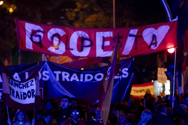 Decenas de personas durante una manifestación contra la amnistía frente a la sede del PSOE en Ferraz