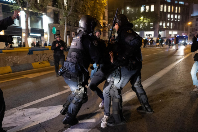 Varios antidisturbios deteniendo manifestantes, durante una manifestación contra la amnistía frente a la sede del PSOE en Ferraz, a 16 de noviembre de 2023, en Madrid (España).