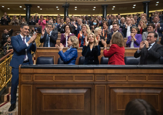 El recién nombrado presidente del Gobierno, Pedro Sánchez, es aplaudido tras finalizar la segunda sesión del debate de investidura, en el Congreso de los Diputados, a 16 de noviembre de 2023, en Madrid (España).