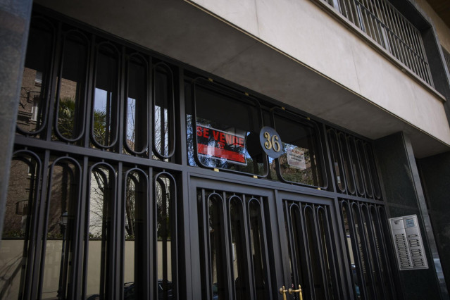 Archivo - Carteles de venta y alquiler de pisos en un edificio de viviendas de Madrid