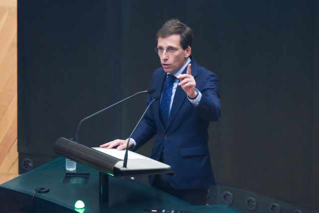 El alcalde de Madrid, José Luis Martínez-Almeida, interviene durante una sesión extraordinaria del Pleno municipal en el Ayuntamiento de Madrid, a 17 de noviembre de 2023, en Madrid (España)