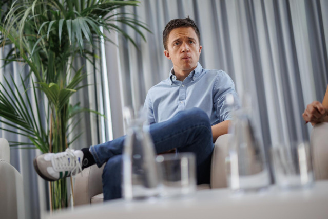 Archivo - El líder de Más País, Iñigo Errejón, durante el coloquio 'Jornada laboral de 32 horas. Trabajar menos para vivir mejor', junto a la candidata de Sumar al Congreso Tesh Sidi, en el Círculo de Bellas Artes, a 10 de julio de 2023, en Madrid (España