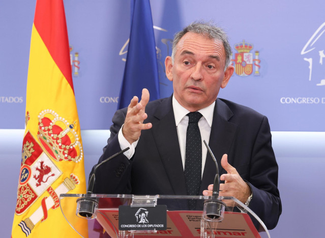 El portavoz de Izquierda Unida en el Congreso y diputado por Sumar, Enrique Santiago, ofrece una rueda de prensa para presentar una iniciativa parlamentaria, en el Congreso de los Diputados, a 26 de octubre de 2023, en Madrid (España).