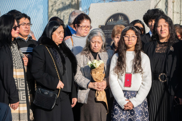 Archivo - Familiares de los marineros en el acto del descubrimiento de una placa en el Paseo Marítimo Alcalde Blanco con los nombres de los fallecidos en el naufragio del Villa de Pitanxo hace un año,  a 17 de febrero de 2023, en Marín, Pontevedra, Galici