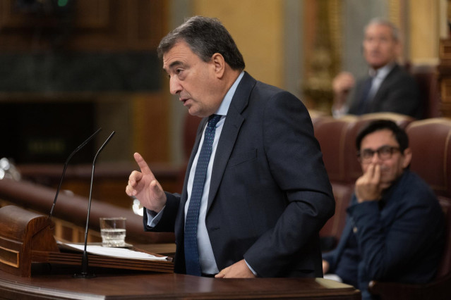 El portavoz del PNV en el Congreso, Aitor Esteban, interviene durante la segunda sesión del debate de investidura de Pedro Sánchez como presidente de Gobierno, en el Congreso de los Diputados, a 16 de noviembre de 2023, en Madrid