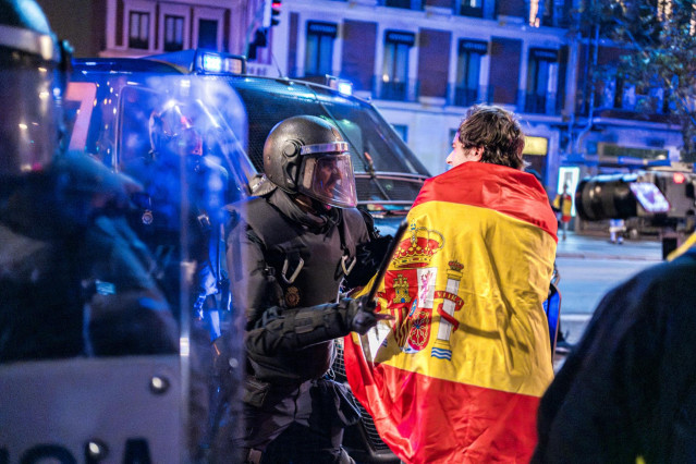 Varios manifestantes se enfrentan a los antidisturbios, durante una manifestación contra la amnistía frente a la sede del PSOE en Ferraz