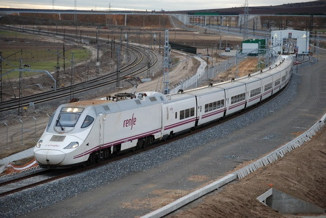 Archivo - Tren AVE de Renfe.
