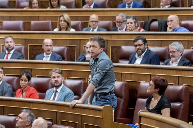 Archivo - El líder de Más País, Íñigo Errejón, jura la Constitución durante la Sesión Constitutiva de la XV Legislatura en el Congreso de los Diputados, a 17 de agosto de 2023, en Madrid (España).