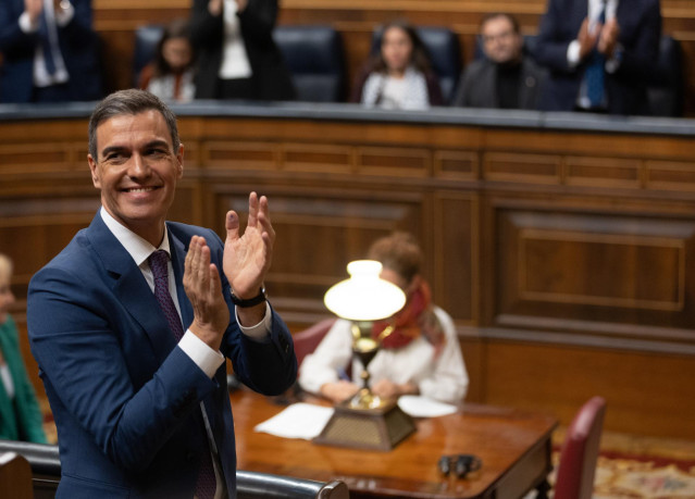 El recién nombrado presidente del Gobierno, Pedro Sánchez, aplaude tras la votación, durante la segunda sesión del debate de investiduraen el Congreso de los Diputados, a 16 de noviembre de 2023, en Madrid (España).
