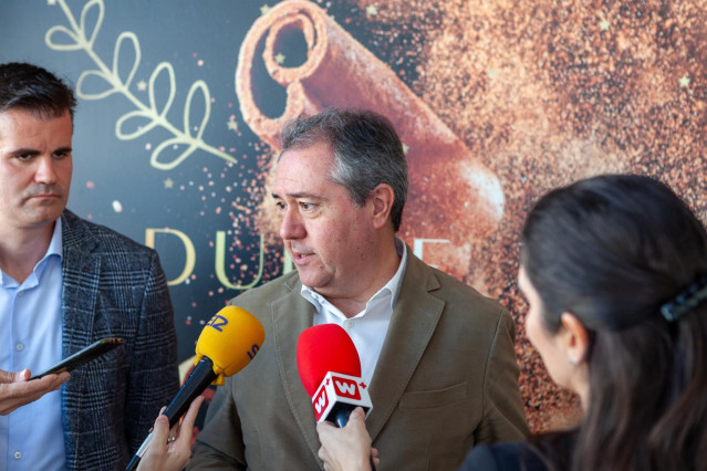 El secretario general del PSOE-A, Juan Espadas, atiende a los medios.