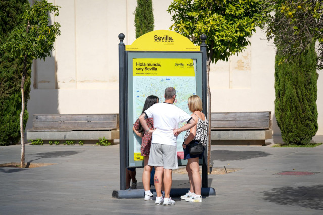 Archivo - Turistas pasean por los lugares más representativos de la ciudad, a 13 de octubre de 2023, en Sevilla, (Andalucía, España).