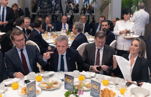 (I-D) El presidente del PP, Alberto Núñez Feijóo; el presidente de la Xunta de Galicia, Alfonso Rueda; el expresidente del Gobierno Mariano Rajoy y la secretaria general del PP, Cuca Gamarra, durante un desayuno  de Nueva Economía Fórum, a 17 de noviembre