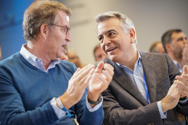 El presidente del Partido Popular, Alberto Núñez Feijóo (i), y el nuevo presidente del PP vasco, Javier de Andrés (d), interviene durante un Congreso territorial extraordinario del PP vasco, a 4 de noviembre de 2023, en Vitoria-Gasteiz.