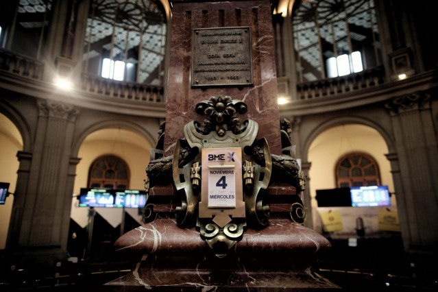 Archivo - Un calendario indica la fecha en la Bolsa de Madrid (España).