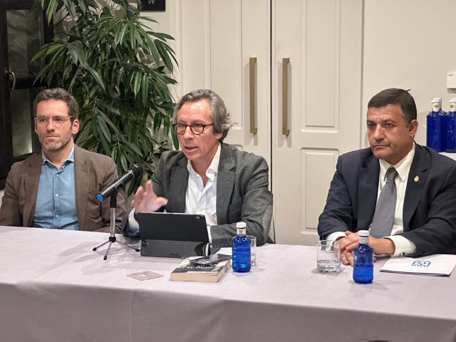 El vicesecretario de Cultura y Sociedad Abierta y portavoz del PP, Borja Sémper; el presidente del Partido Popular de Ávila, Carlos García, y el diputado del PP de Cáceres, Carlos Floriano, este viernes en Ávila