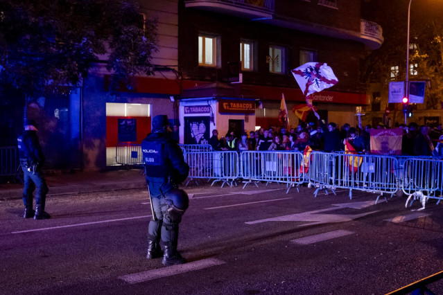Decenas de personas durante una manifestación contra la amnistía frente a la sede del PSOE en Ferraz