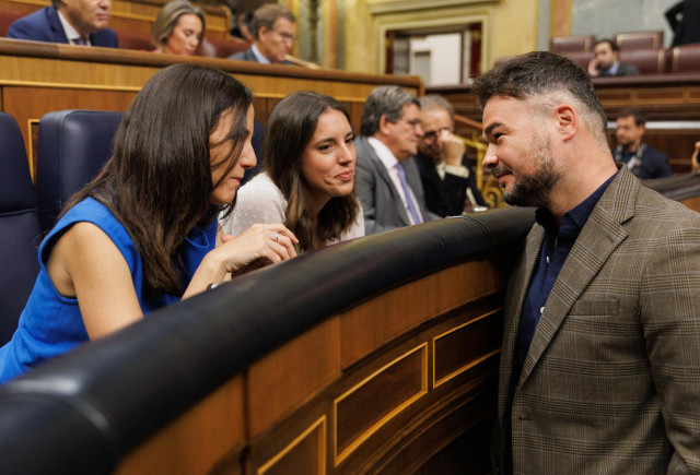 Archivo - Gabriel Rufián hablando en el hemiciclo con las ministras de Podemo, Ione Belarra e Irene Montero
