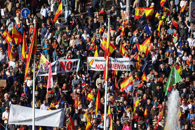 Cientos de personas durante una manifestación contra la amnistía, en Cibeles, a 18 de noviembre de 2023, en Madrid (España)