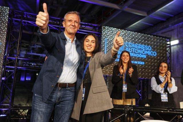 El presidente del PPdeG, Alfonso Rueda, y la nueva presidenta de NNXX, Nicole Grueira.