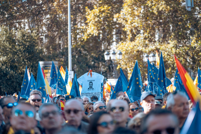 Decenas de personas durante una manifestación contra la amnistía, en Cibeles, a 18 de noviembre de 2023, en Madrid (España). Diferentes asociaciones, entre las que se encuentran Foro España Cívica, Unión 78, Pie en Pared o NEOS, han convocado esta concent