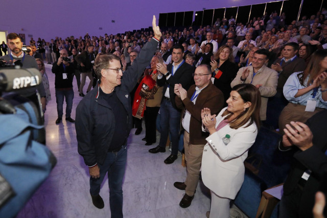 El presidente del Partido Popular, Alberto Núñez Feijóo (c), saluda a su llegada a la clausura del XVIII Congreso del PP de Asturias, en el Palacio de Exposiciones y Congresos, a 18 de noviembre de 2023, en Oviedo, Asturias (España).