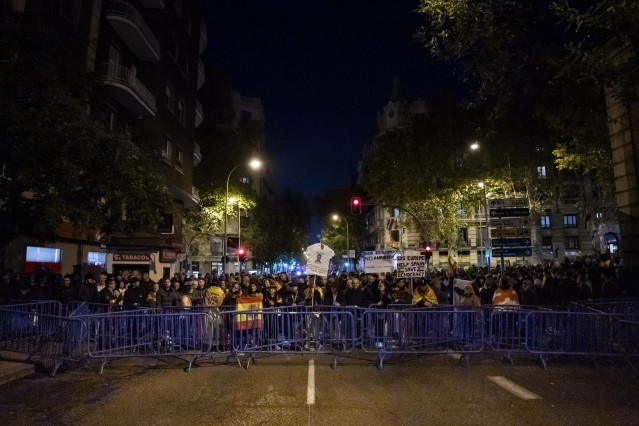 Decenas de personas tras las vallas con carteles y banderas de España, durante una manifestación contra la amnistía frente a la sede del PSOE en Ferraz, a 17 de noviembre de 2023, en Madrid (España).