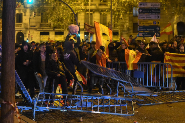 Varios manifestantes quitan las vallas de seguridad, durante una manifestación contra la amnistía frente a la sede del PSOE en Ferraz, a 18 de noviembre de 2023, en Madrid (España).
