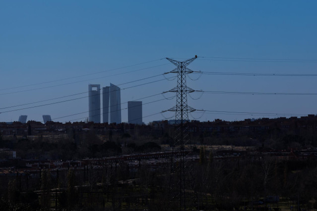 Archivo - Vista de una torre de alta tensión, a 23 de enero de 2023, en San Sebastián de los Reyes, Madrid (España).