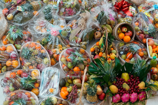 Cestas de fruta que han enviado en los últimos días a la presidenta de la Comunidad de Madrid, Isabel Díaz Ayuso.