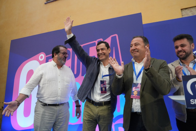 El presidente del PP andaluz, Juanma Moreno, saluda a los asistentes a la 6ª Escuela de Otoño del PP de Sevilla que se ha celebrado en Carmona este fin de semana.