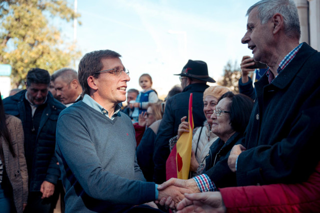 El alcalde de Madrid, José Luis Martínez-Almeida, durante una manifestación contra la amnistía, en Cibeles, a 18 de noviembre de 2023, en Madrid (España).