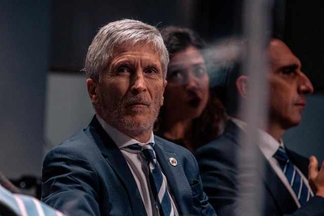 El ministro del Interior, Fernando Grande-Marlaska, asiste a la inauguración de la exposición fotográfica 'Ella-Chipre en femenino', en el Círculo de Bellas Artes, a 7 de noviembre de 2023, en Madrid (España).