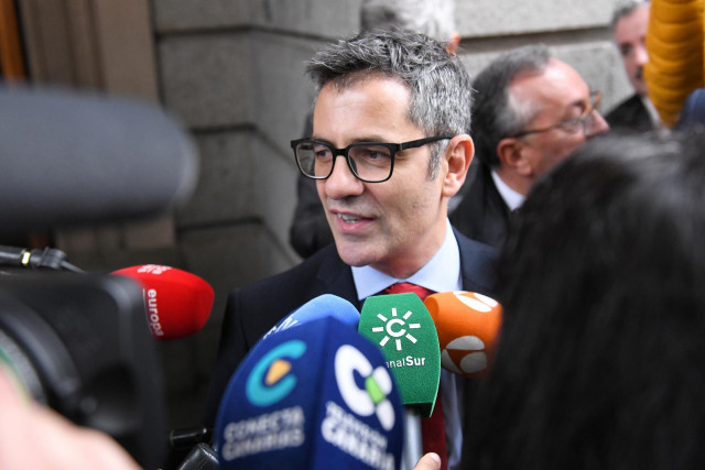 El ministro de la Presidencia, Relaciones con las Cortes y Memoria Democrática en funciones, Félix Bolaños, ofrece declaraciones a los medios a su salida de la segunda sesión del debate de investidura de Pedro Sánchez como presidente de Gobierno, en el Co