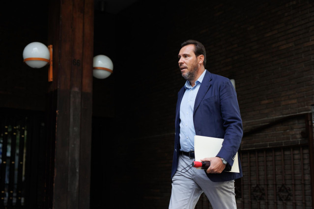 Archivo - El diputado del PSOE y secretario general del PSOE de Valladolid, Óscar Puente, a su llegada a la reunión de la Comisión negociadora del PSOE, en la sede de Ferraz, a 17 de octubre de 2023, en Madrid (España).